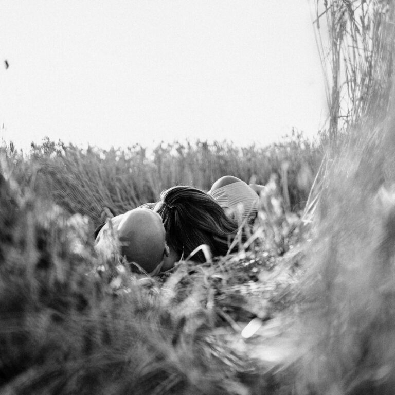 Schwarzweißes Verlobungsfoto von Claudia und Mike im Weizenfeld Feature Image