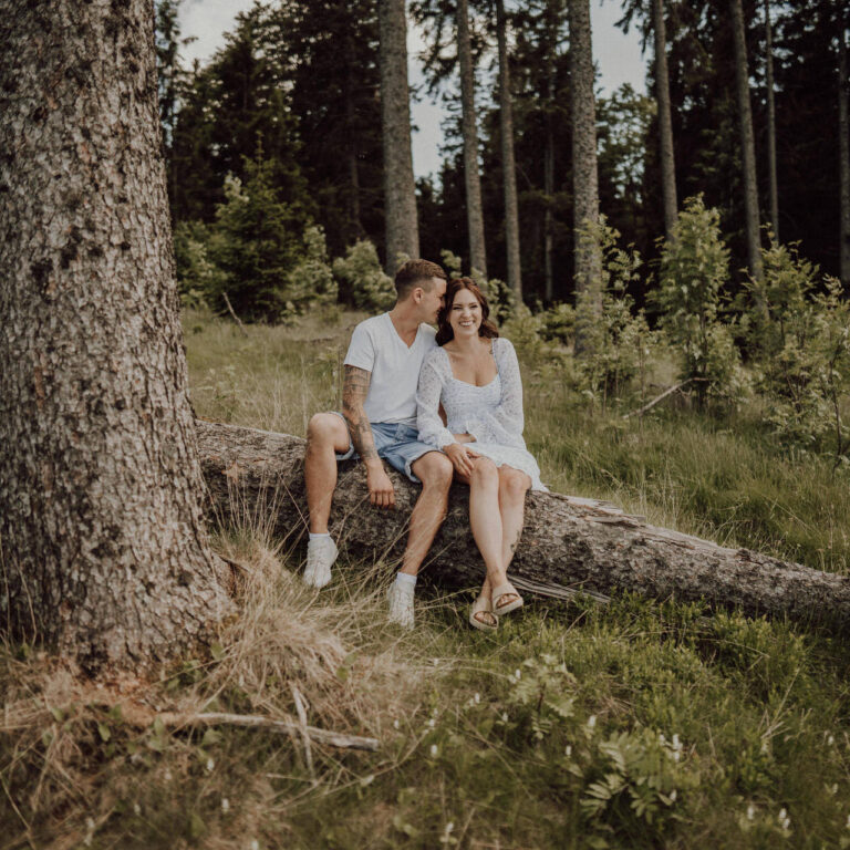 Natürliches Paarfoto von Magdalena und Sascha am Masenberg in der Steiermark, Feature Image
