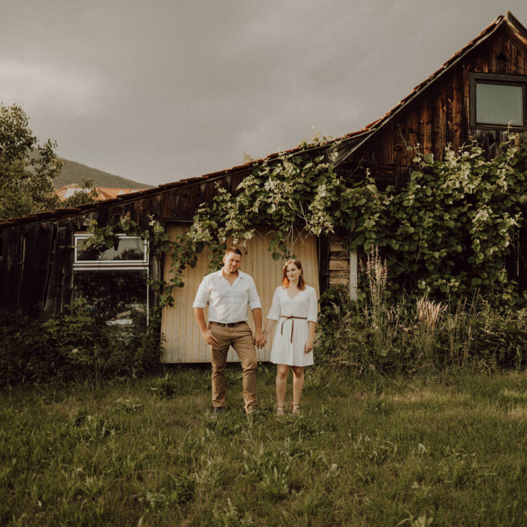 Authentische Verlobungsfotos eines Paares in der Natur Feature Image