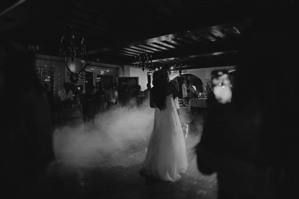 Schwarzweißaufnahme vom Eröffnungstanz des Brautpaares im Berggasthof König mit Licht und Nebel