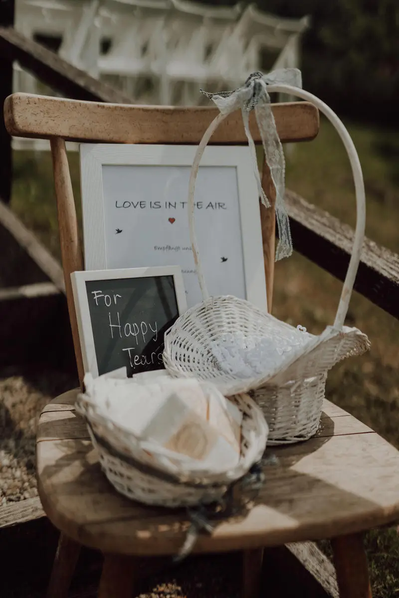 Kleine Gläschen mit Seifenblasen als Hochzeitsdetail bei der Trauung