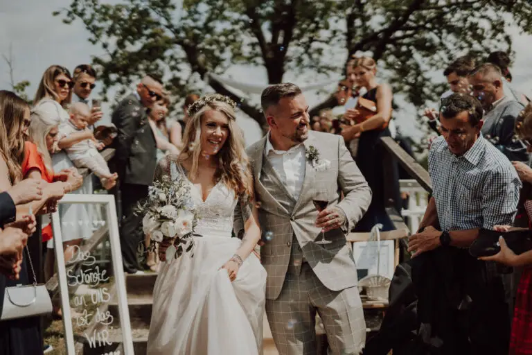 Brautpaar wird während des Auszugs nach der Trauung von Seifenblasen umhüllt